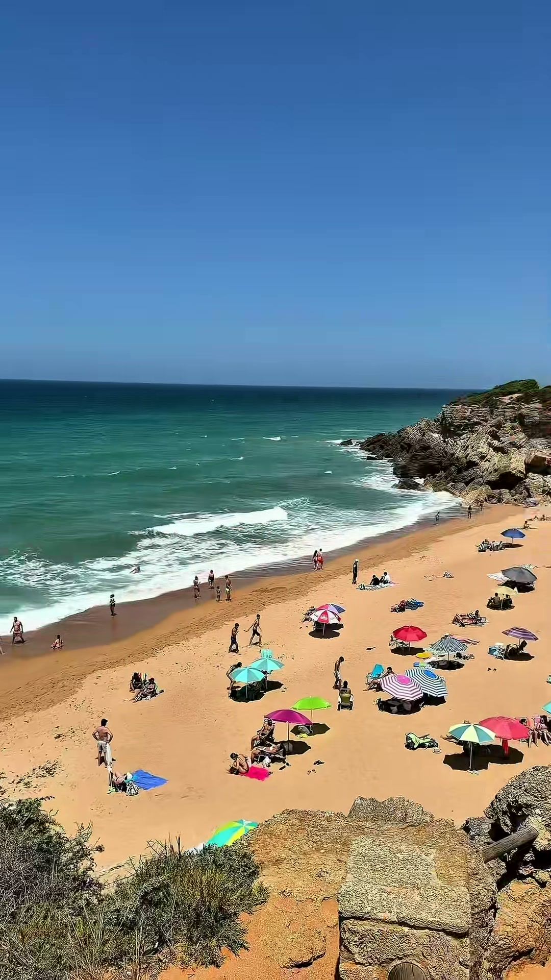 Las Calas de Roche vistas desde lo alto del acantilado, con el mar turquesa